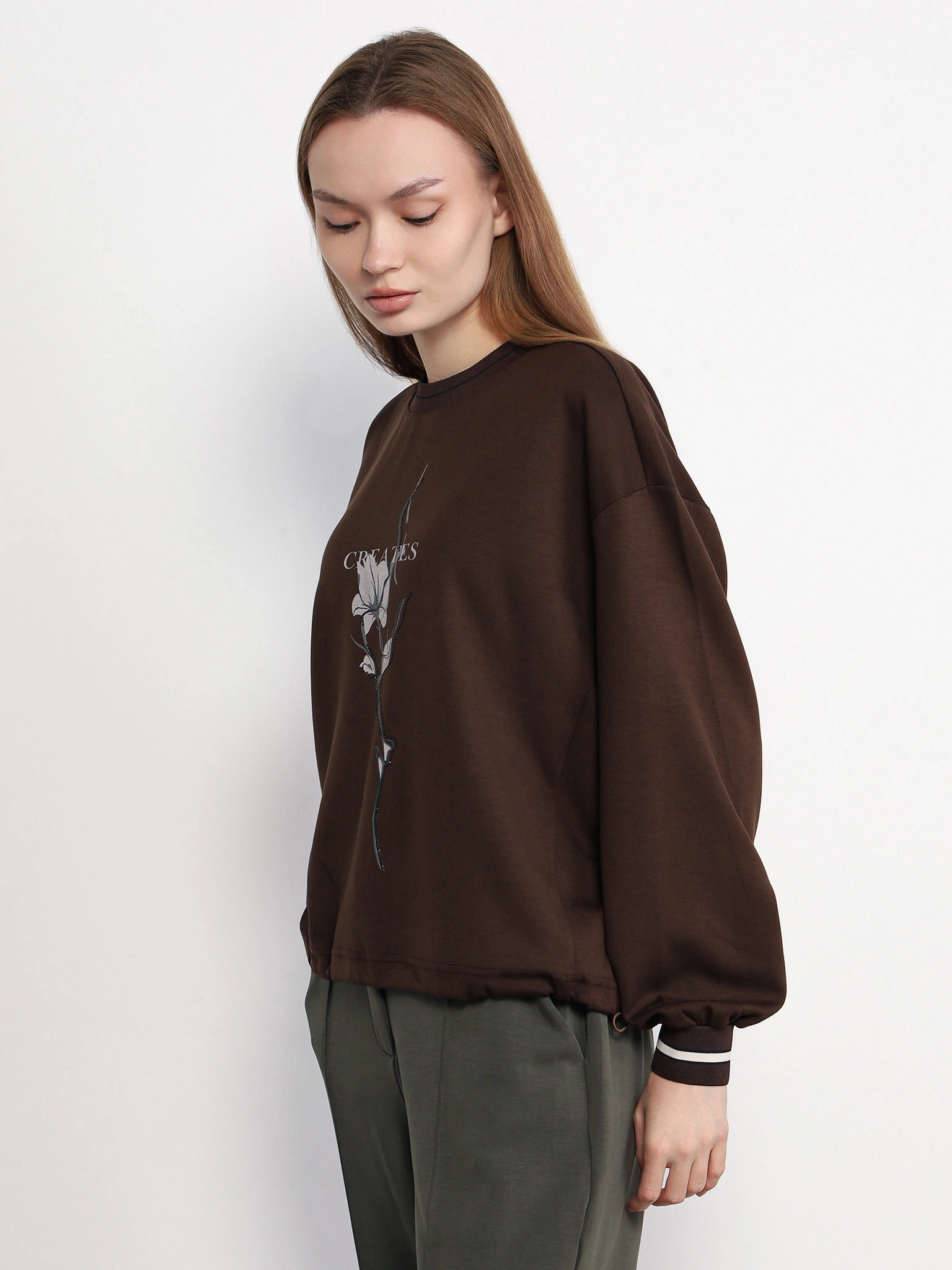 Джемпер темно-коричневого цвета со стразами